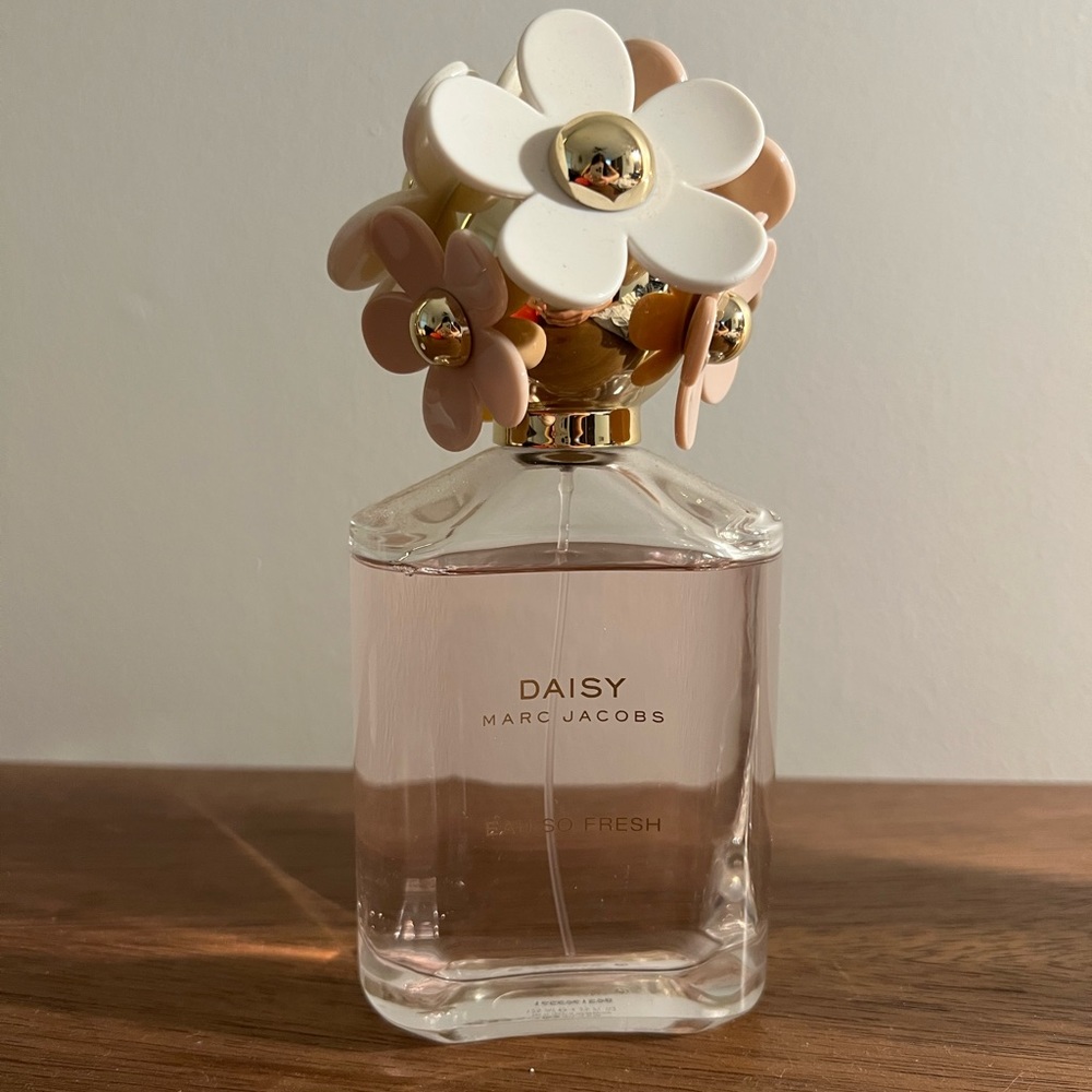 Marc Jacobs Eau so Fresh DAISY perfume